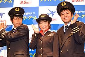 キャビンアテンダントの制服に身を包んだ 篠宮(左)、堀(中央)、高松(右)「フライト・ゲーム」