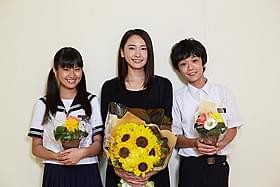 生徒役の恒松祐里(左)、下田翔大(右)とともに クランクアップを迎えた新垣結衣「くちびるに歌を」