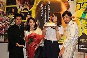 サプライズで誕生日を祝福された谷桃子ら「鬼灯さん家のアネキ」