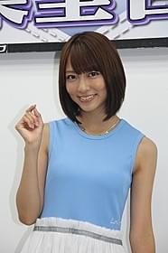 爽やかな笑顔を見せる梨里杏
