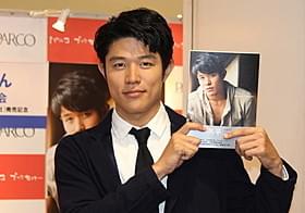 フォトブックの発売記念イベント に出席した俳優の鈴木亮平「HK 変態仮面」