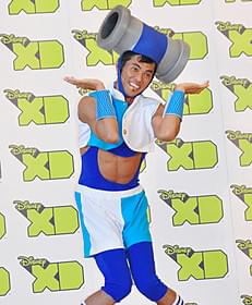 土管衣装で登場した小島よしお