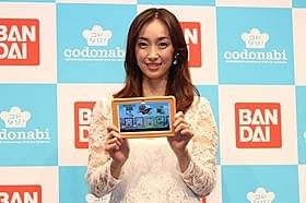 幼児用タブレット端末に興味深々の坂下千里子