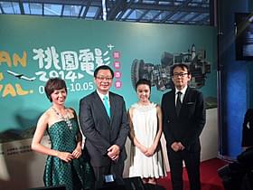 (左から)桃園映画祭大使の女優ホアン・ペイジア、桃園県知事、 上白音萌音、周防正行監督「舞妓はレディ」