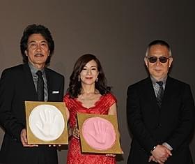 初日挨拶に立った(左から) 役所広司、原田美枝子、小泉堯史監督「蜩ノ記」