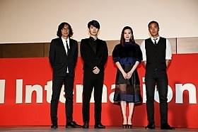 主演の三浦春馬(左から2番目)と行定勲監督(最左)「真夜中の五分前」