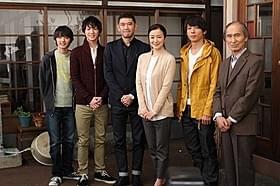 記者会見に出席した(左から)濱田龍臣、 前田公輝、杉本哲太、鈴木京香、高橋一生、品川徹