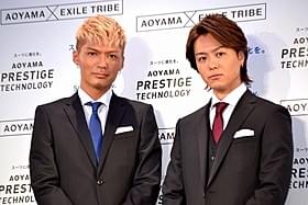 スーツ新商品のイメージキャラクターを務めるTAKAHIRO(右)とSHOKICHI「カサブランカ」