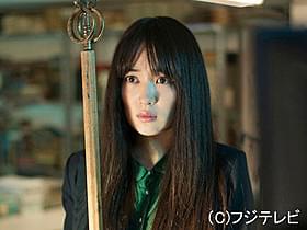 事件に巻き込まれる天才科学者を演じる高梨臨「ライク・サムワン・イン・ラブ」