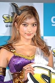 クールな表情で登場したローラ