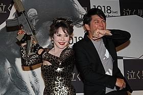 セクシースナイパー風のデヴィ夫人(左) と「ますだおかだ」の岡田圭右「泣く男」