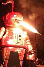 ヤノベケンジ、「明和電機」の共同制作による 巨大ロボット「ジャイアント・オタマトーン」「ミロクローゼ」