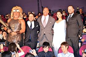 (左から)武藤敬司、ブレット・ラトナー監督、 D・ジョンソン、すみれ、ポー・フリン「ヘラクレス」