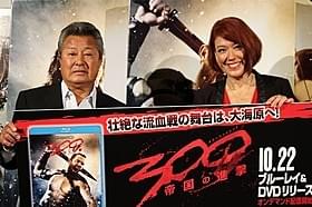 楽屋での大胆ラブシーンを約束した梅宮辰夫(左)とLiLiCo「300 スリーハンドレッド 帝国の進撃」
