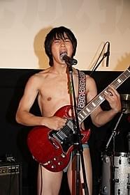 ライブパフォーマンスを行った野村周平「日々ロック」