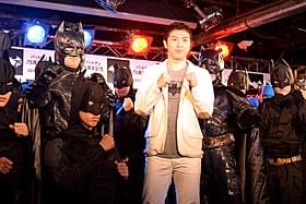 バットマンに扮したコスプレイヤーに囲まれた尾上松也「バットマン」