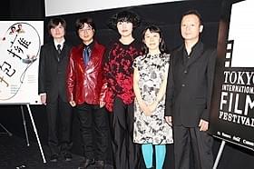 舞台挨拶を行った(右から)坂口香津美監督、 落合篤子、大沢充奈(あてな)、山下博文、一本嶋諭「抱擁」