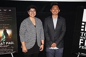 ティーチインイベントに出席した (左から)サマリア・シマンジュンタック、ラッキー・クスワンディ監督「太陽を失って」