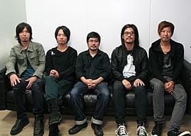 取材に応じたTHE BACK HORNのメンバーと熊切監督「愛」