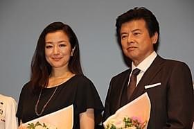 被災地への思いを語った鈴木京香(左)と三浦友和「救いたい」