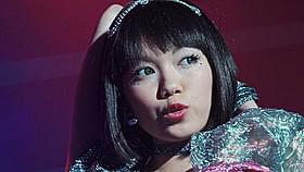 二階堂ふみ扮するアイドル・宇田川咲の 劇中ライブシーンが公開「日々ロック」