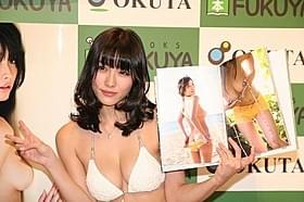 お気に入りのショットとともに 笑顔を浮かべる今野杏南「クローバー」