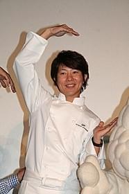 生歌を披露して大照れの川越シェフ