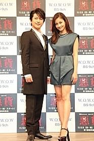 会見に出席した黒木メイサ(右)と及川光博