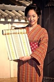 岡田准一から博多織の帯を受け取った井上真央