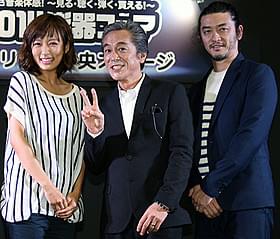 会見に臨んだ(左から)夏菜、寺島進、榊英雄監督「流し屋 鉄平」