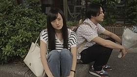 「横たわる彼女」の一場面「横たわる彼女」