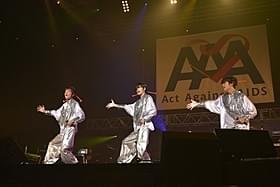岸谷五朗と寺脇康文とともにオープニングを飾った三浦春馬(中央)「仮面舞踏会」