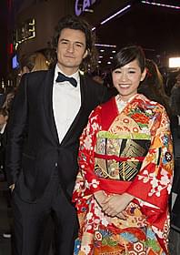 (左から)グリーンカーペット上で対面した オーランド・ブルームと前田敦子「ホビット 決戦のゆくえ」
