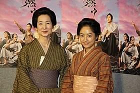 会見に出席した井上真央(右)と檀ふみ