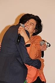 抱き合う竹内涼真と佐野岳「仮面ライダー×仮面ライダー ドライブ&鎧武(ガイム) MOVIE大戦フルスロットル」