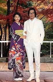 “疑似結婚会見”を行った豊川悦司(右)と榮倉奈々「娚(おとこ)の一生」