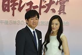 総合司会を務める安住紳一郎アナと仲間由紀恵「アナと雪の女王」