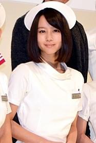ナースの役衣装で会見に臨んだ堀北真希「大奥」