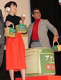 2階席まで届く見事な投球を披露した中井貴一(右)「アゲイン 28年目の甲子園」