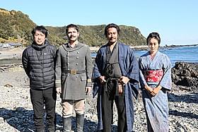 和歌山県串本町で撮影の進む「海難1890」 (左から)田中光敏監督、ケナン・エジェ、内野聖陽、忽那汐里「友情」