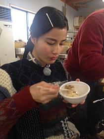 納豆餅をほおばる橋本愛「春」