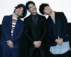 おどける堤真一(中央)とナオト・ インティライミ、「湘南乃風」のSHOCK EYE「神様はバリにいる」