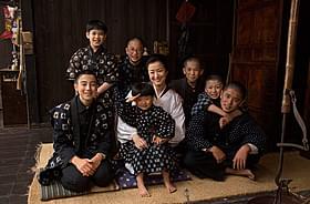 7人の息子たちに囲まれる田村ミツ役・鈴木京香「おかあさんの木」