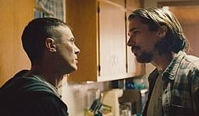 兄弟を演じるケイシー・アフレック(左)とクリスチャン・ベール(右)「ファーナス 訣別の朝」