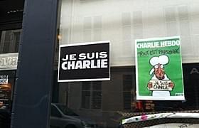 街の至るところに見られる 「Je suis Charlie」のスローガンとシャルリー・エブドの表紙「言論の自由」