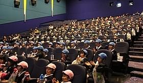 みんなで映画鑑賞に大喜びの園児たち「マジックドルフィン」