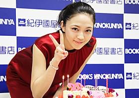 バースデーケーキを前に笑顔の川口春奈