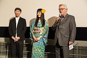 アンティークの着物で舞台挨拶に立った橋本愛(中央)「春」