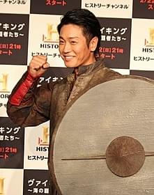 伝説のバイキング王の衣装で登場した永井大