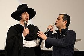 個性的な衣装で登場したオダギリジョー(左)